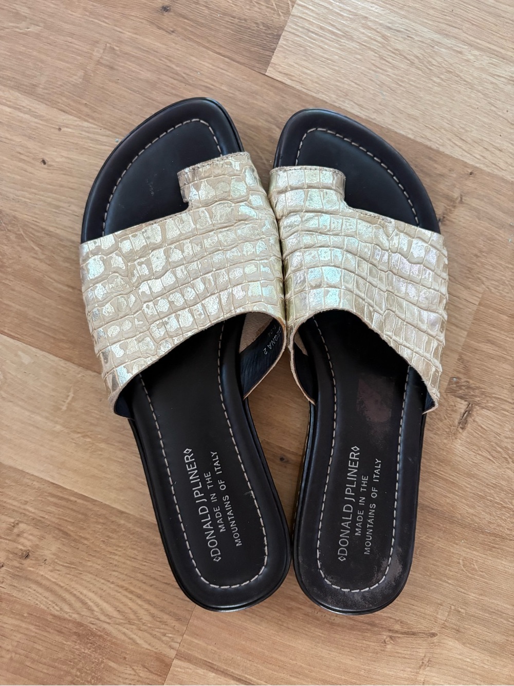 Women’s Donald J Pliner Gold Metallic Croc Leather Toe Loop Slide Sandals 8 EUC